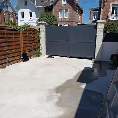 Maison De Avec Extérieur Au Calme. El Havre