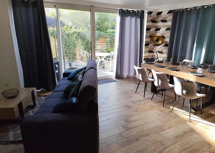 Maison De Avec Exterieur Au Calme.